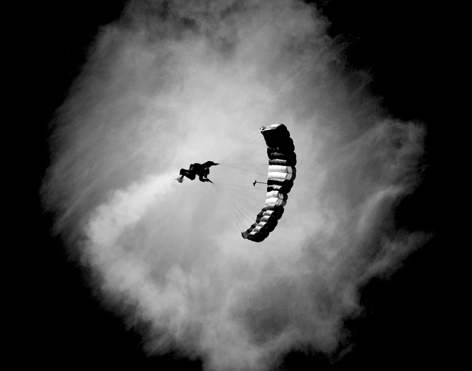Fekete fehér ejtőernyős fotó