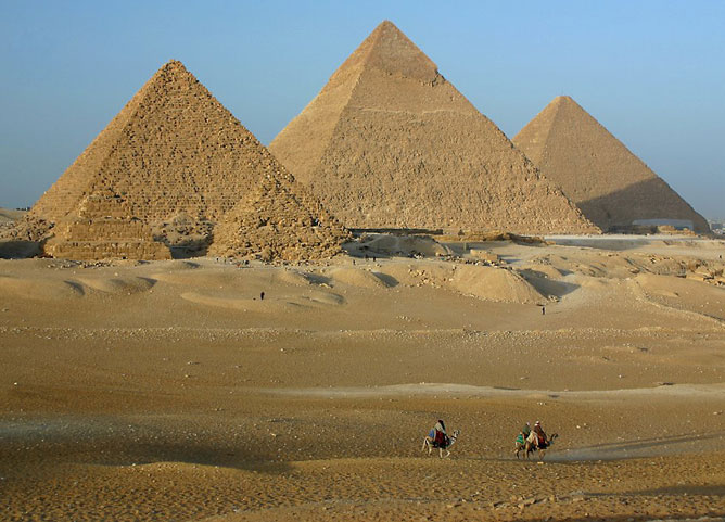 Gízai Piramisok a sivatagban tevékkel.