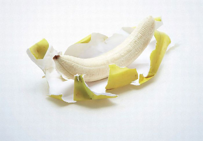 Árucikk, banán kinézetű csomagolópapírba csomagolt banán.