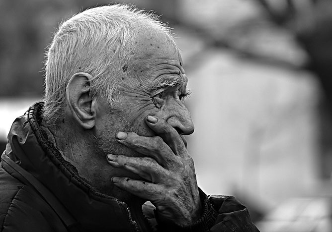 Fekete-fehér kép; egy öregember