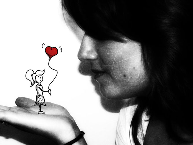 Lány; tenyerén szív alakú lufit tartó kedves rajzolt lány.