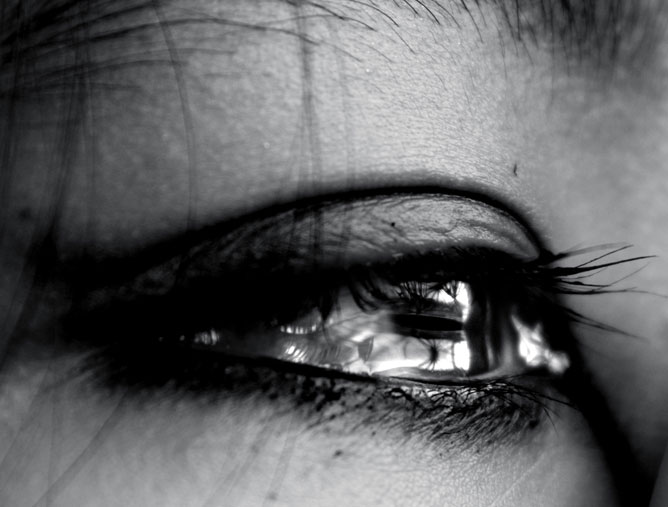 Könnyező női szem. Fekete-fehér fotó.