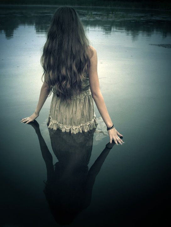 Lány a tóban; nyugodt víztükör.