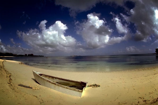 Üres csónak a homokban a tengerparton.