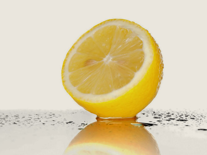 Egy félbevágott citrom.