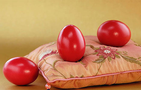 Húsvéti piros tojások.