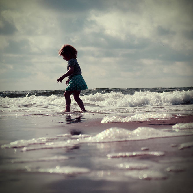 A tengerparton játszó gyermek.