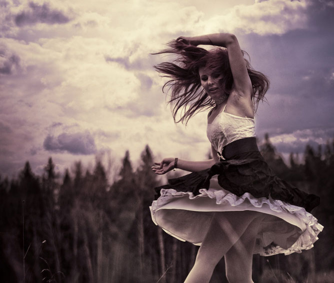 Táncoló lány a szabadban.