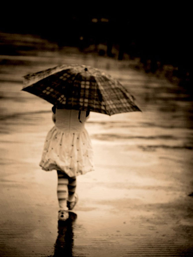 Lány az esőben.