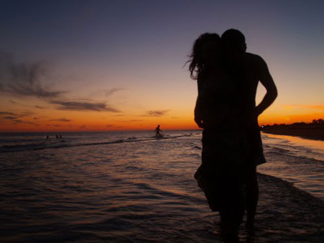 Szerelmesek a tengerparti naplementében.