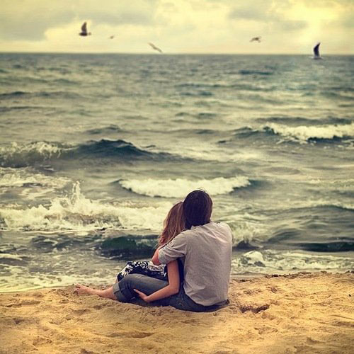 Szerelemes pár a tengerpartnál.